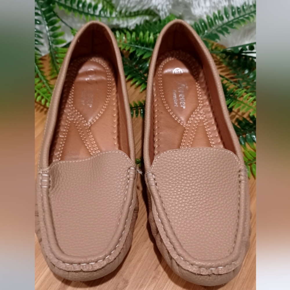 Forever Comfort  Tan Moccasin-Style Flats Sz 6.5